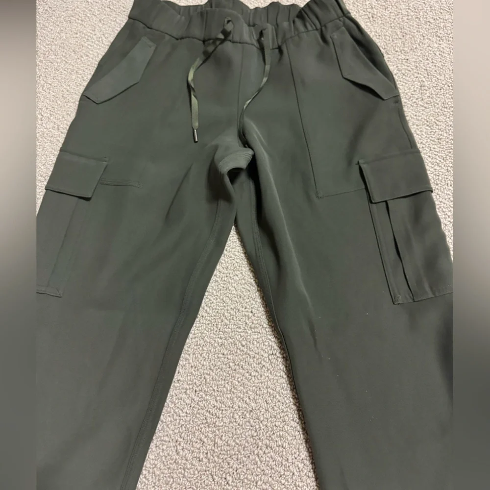 LULULEMON SIZE 6 DARK OLIVE CARGOS